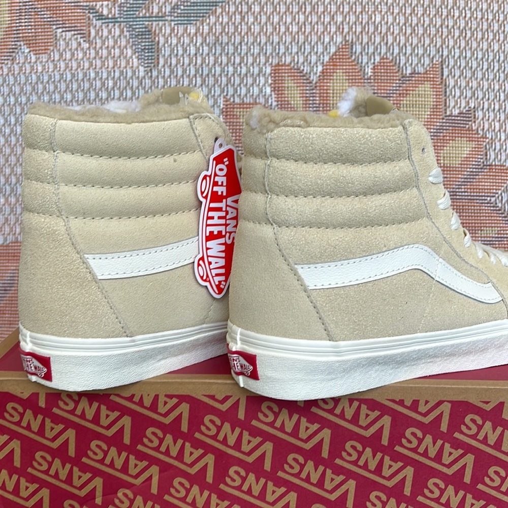 Vans WMNS Sk8-Hi
Cozy Hug Biscotti
VN0A7Q5NBVV
Sneakers - Picture 15 of 16